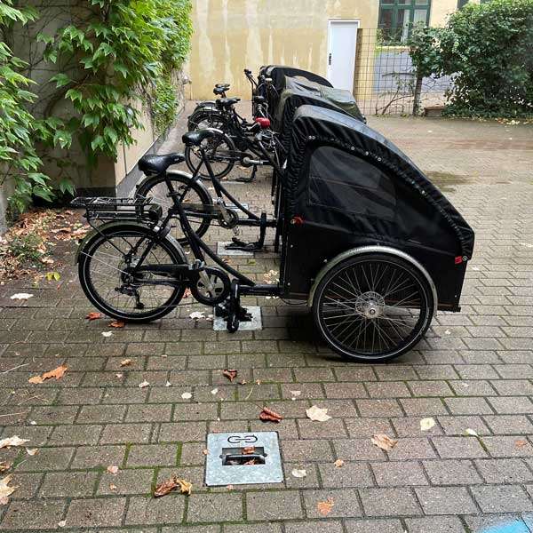 Cykelställ & cykelparkering | Stödräcke | Falco Loop - låsögla för lådcyklar, lastcyklar & mopeder/motorcyklar | image #4 |  