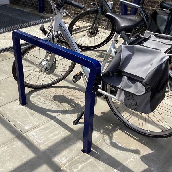 Cykelställ & cykelparkering | Cykelställ med laddningsuttag för elcyklar | FalcoForce cykelbåge med laddningsuttag | image #2 |  