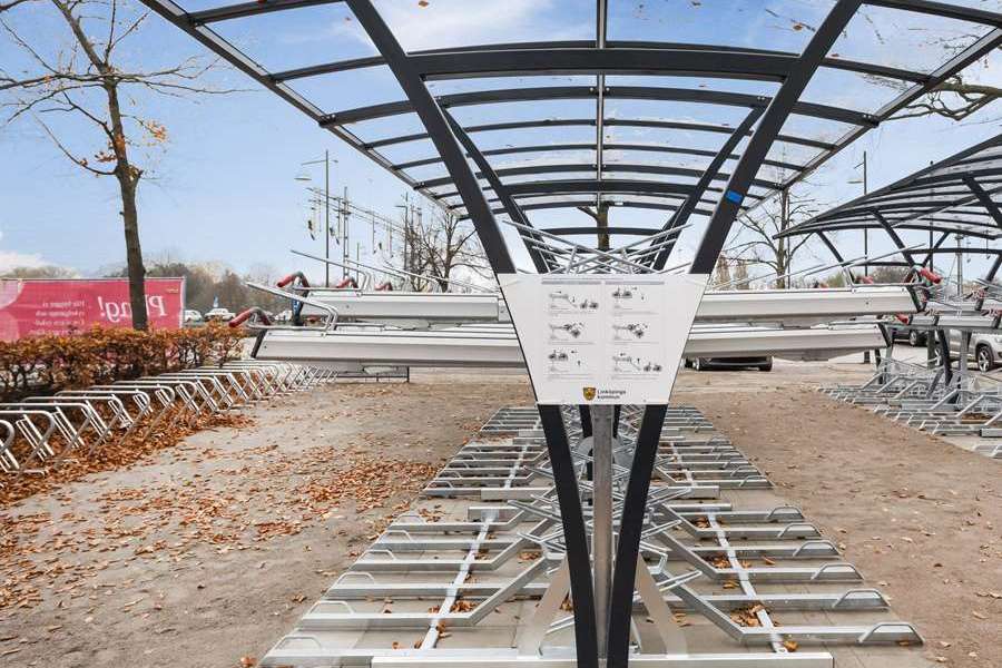 Linköping Resecenter - Falco Rail med tvåvåningsställ Falco Premium