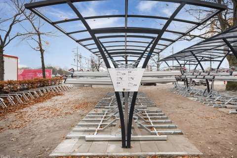 Linköping Resecenter - Falco Rail med tvåvåningsställ Falco Premium