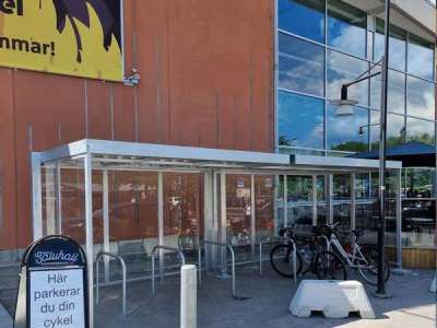 ICA MAXI i Nacka installerar Falco Span cykelgarage med cykelbågar vid huvudentrén