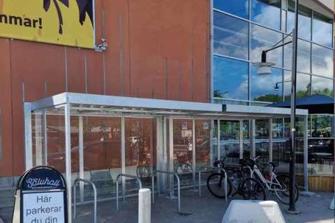 ICA MAXI i Nacka installerar Falco Span cykelgarage med cykelbågar vid huvudentrén