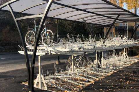 Cykeltak med tvåvåningsställ vid Stockholms tunnelbanesystem