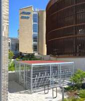 FalcoLok-500 med sedumtak och FalcoVert semivertikala cykelställ - Älvsjö, Stockholm