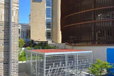 FalcoLok-500 med sedumtak och FalcoVert semivertikala cykelställ - Älvsjö, Stockholm