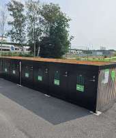 FalcoLok Q cykelboxar med sedumtak installerade vid Kallhäll station, säker cykelparkering för vanliga cyklar och lastcyklar.