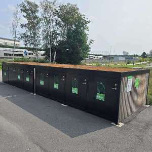 FalcoLok Q cykelboxar med sedumtak installerade vid Kallhäll station, säker cykelparkering för vanliga cyklar och lastcyklar.