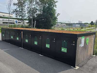 FalcoLok Q cykelboxar med sedumtak installerade vid Kallhäll station, säker cykelparkering för vanliga cyklar och lastcyklar.