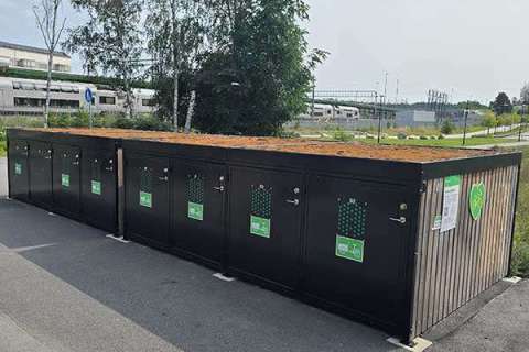 FalcoLok Q cykelboxar med sedumtak installerade vid Kallhäll station, säker cykelparkering för vanliga cyklar och lastcyklar.