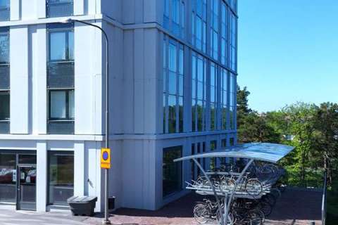 Tvåvåningsställ FalcoLevel Eco med cykeltak FalcoRail - Drevikshöjden, Farsta