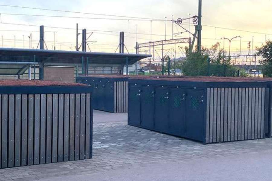 Ramlösa Station - Nya cykelboxar Falco Lok Q med vackra sedumtak och nyckelfri access