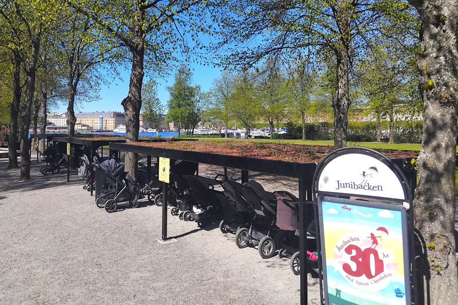 Specialdesignade barnvagnstak vid Junibacken i Stockholm