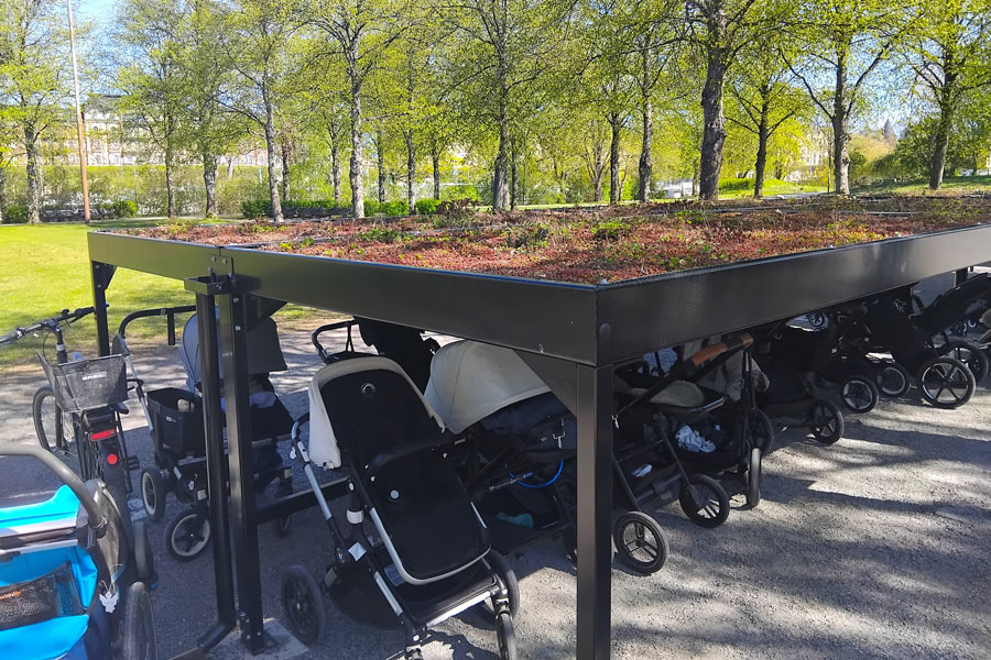 Specialdesignade barnvagnstak vid Junibacken i Stockholm