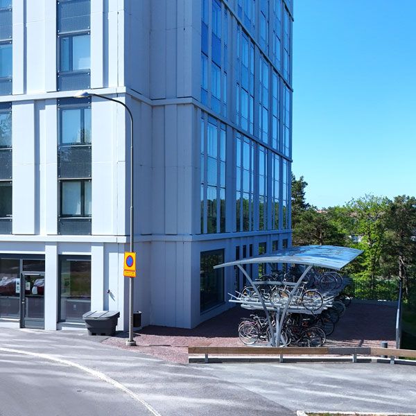 Tvåvåningsställ FalcoLevel Eco med cykeltak FalcoRail - Drevikshöjden, Farsta