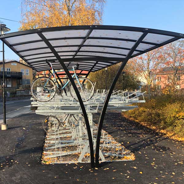 Cykeltak med tvåvåningsställ vid Stockholms tunnelbanesystem
