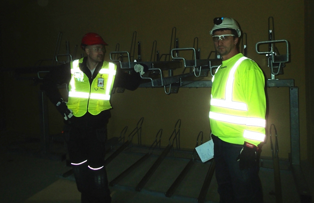 Cykelboxen inreder cykelgarage med cykelställ i två plan åt Skanska i Uppsala