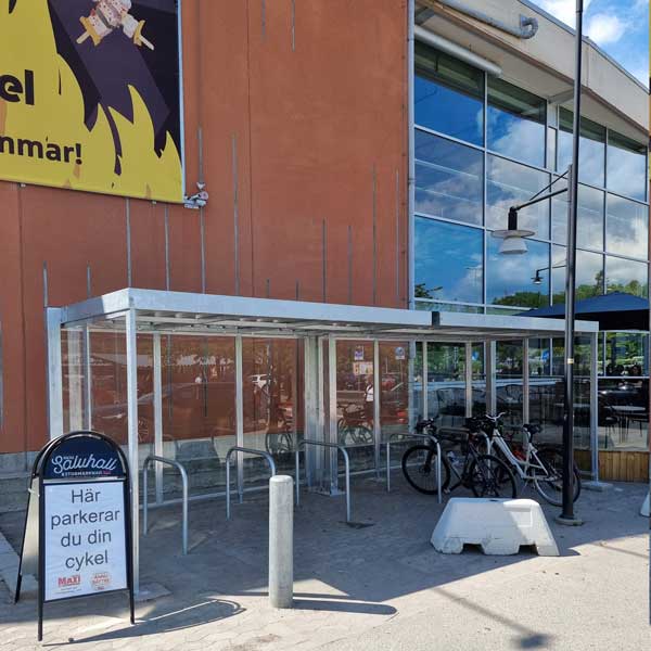 ICA MAXI i Nacka installerar Falco Span cykelgarage med cykelbågar vid huvudentrén