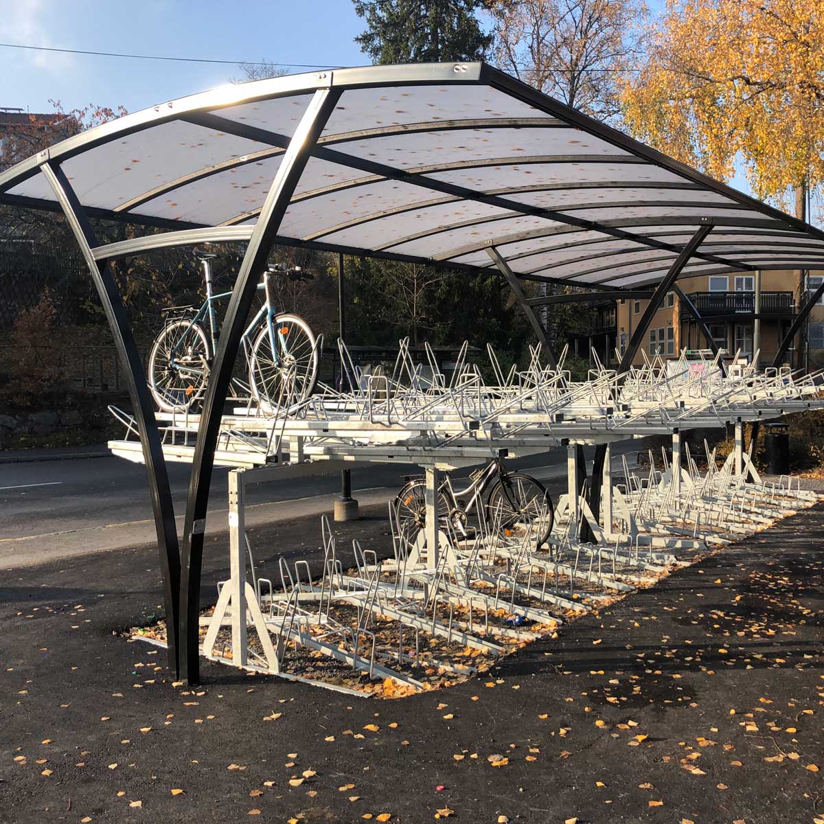 Cykeltak med tvåvåningsställ vid Stockholms tunnelbanesystem