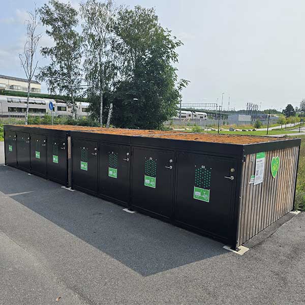 FalcoLok Q cykelboxar med sedumtak installerade vid Kallhäll station, säker cykelparkering för vanliga cyklar och lastcyklar.
