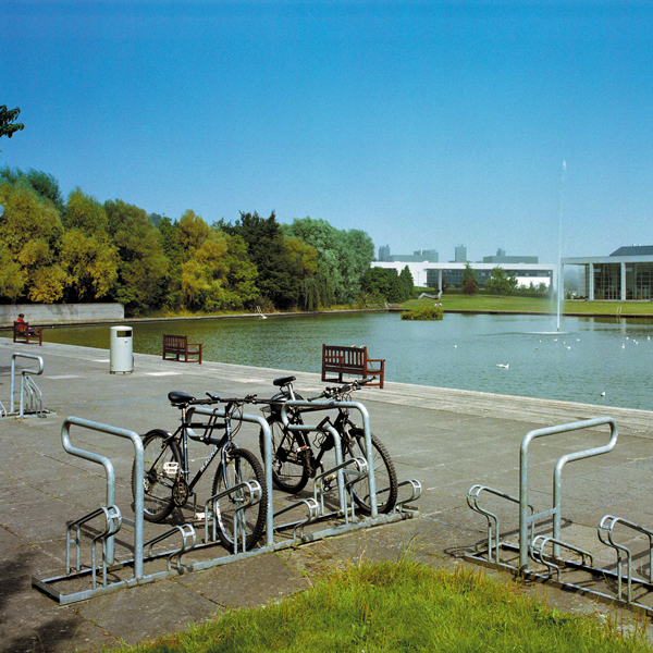 Falco A-11 extra säkert cykelställ med ramlåsning typ Horisontell